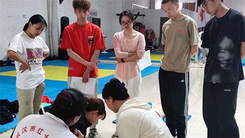 �人��������ѧԺ��Ϣ����ѧԺ��ʮ�־Ȼ�Ա������ѵ