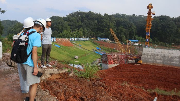 实践团成员沿坝体开展实地勘探 宋天浩摄