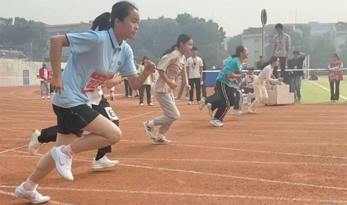 Ӣ���ˬչ��ɣ��˶�����ǿ��־ ѧУ2023���ﾶ�˶�������ѡ����Ӱ