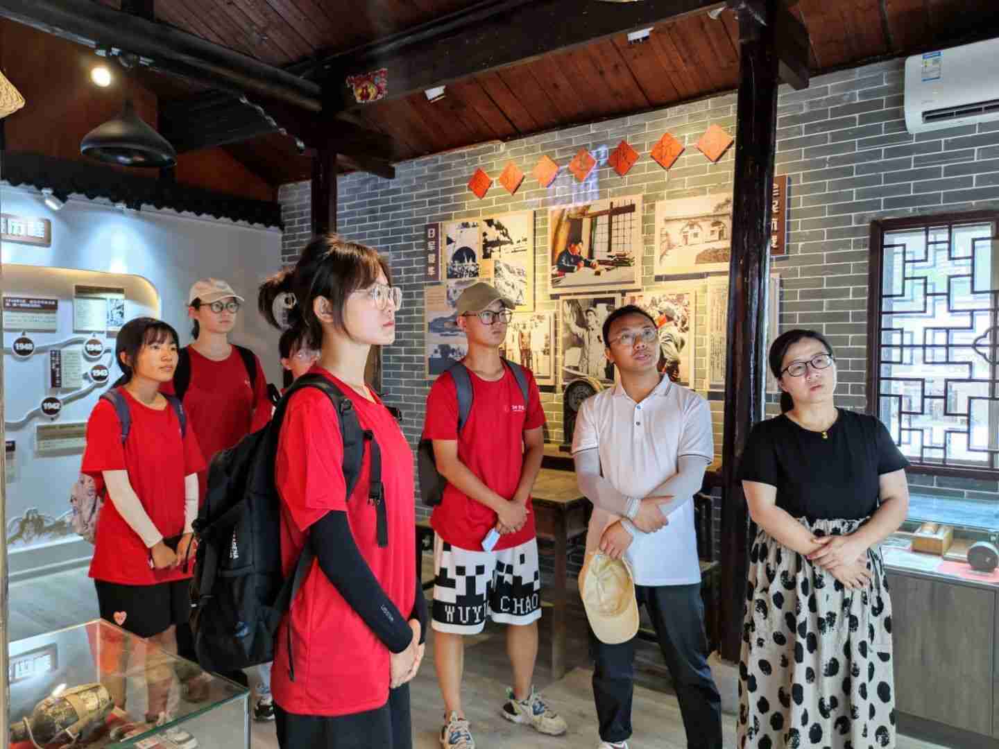 �ھ��ɫ�Ļ������и���н��