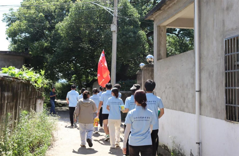 �����ġ���˼�����á� ���������Ƽ�ְҵѧԺ�����ഺ���ʵ����