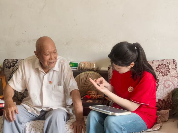 ��ɫ���䣺���˺��ϵĿ�ս����