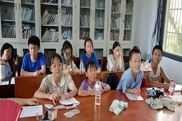 �������ʵ�����������ѧԺ���ഺ���Ρ�ͨ��־Ը����ӿ�չ��ɫ�����γ�