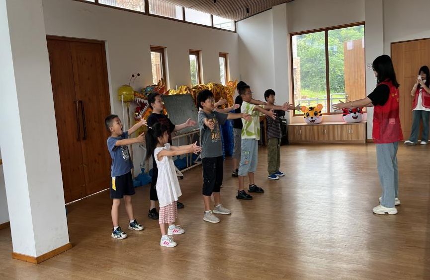 �Ͼ���ְͨҵ����ѧԺ��ů����ѧ���ҡ�ͯ���С��ذ�����ſ�չ��ǿ�����ǣ�������־���˶ν��������������