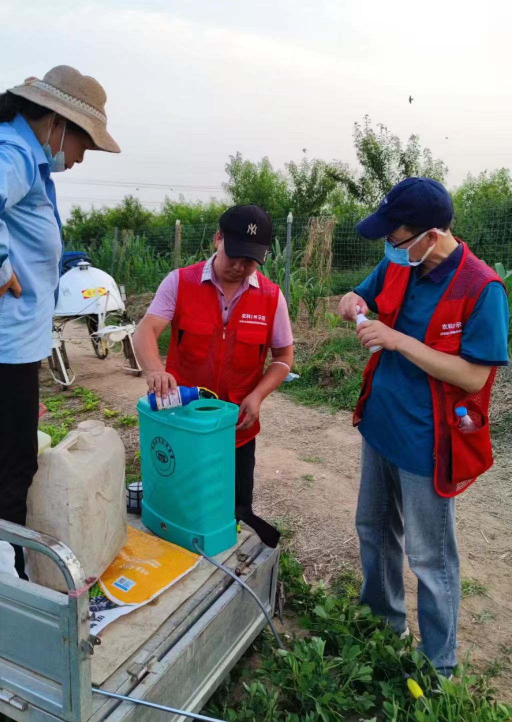 ��ѧ���Ŷӳ�Ա�߽����ʲ�ҵ������ũҵ��ɫ����