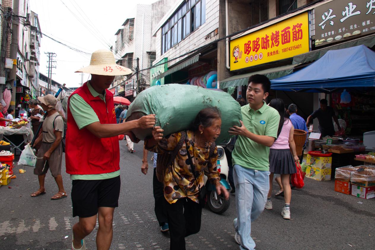 ܽ��ѧ�ӡ�����γ�ء������ţ��ഺ����ů��䣬־Ը����������