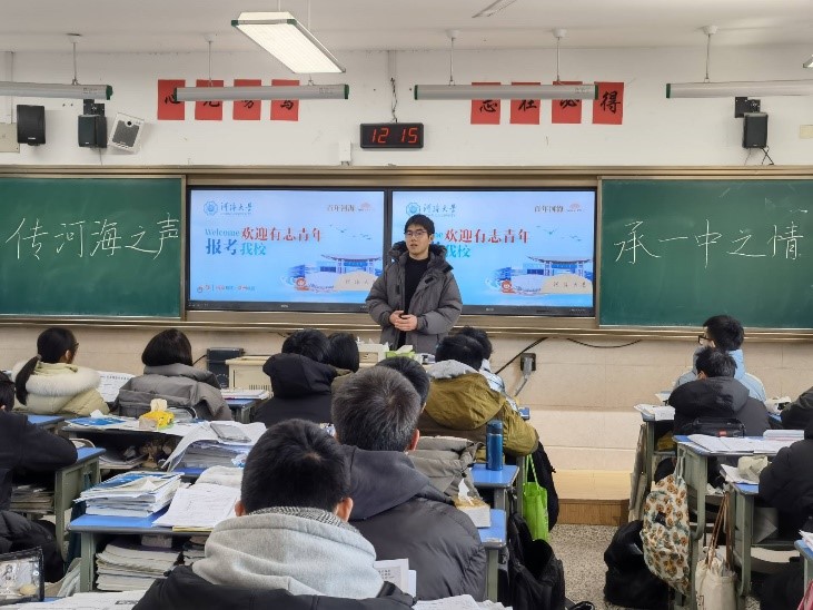 �Ӻ�ѧ�Ӹ�����һ�У���Уʵ����չ����