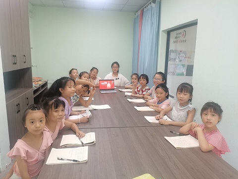 �������н�����������ͯ����---�Ͼ�ʦ����ѧ��ŮԺө��֮�⡰����ө�����ķ�"ʵ��С�ֶ�