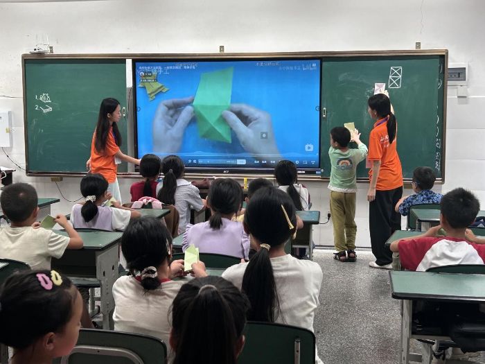 ����ʯ�ʹ�ѧѧ�ӡ������硱��ϣ���γ������磬��Ԫ������ͯ��