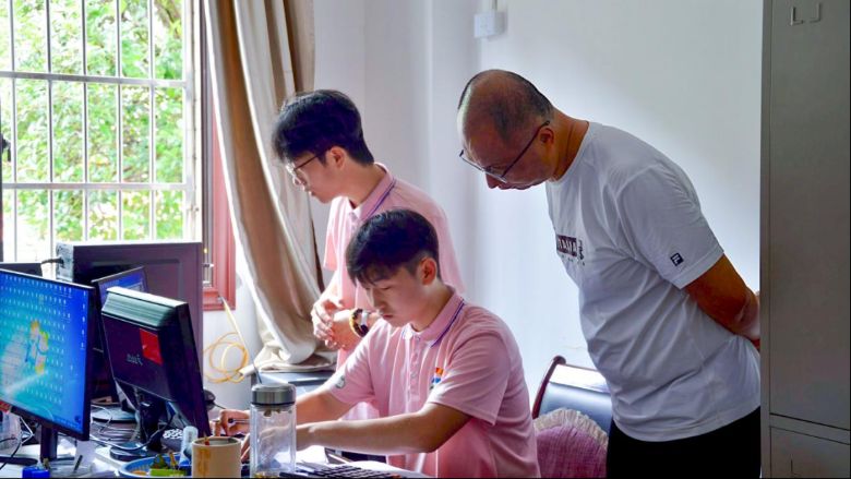 ���ǡ����ഺ������ ��������ů���� �����ƿ�ѧԺʵ����Ϊ�����������칫�豸������������