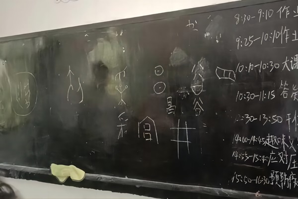 ־Ը��ʵ���������ѧԺ���ഺ���Ρ�ͨ��־Ը���������ȫ�忪չ������ɫ�γ�