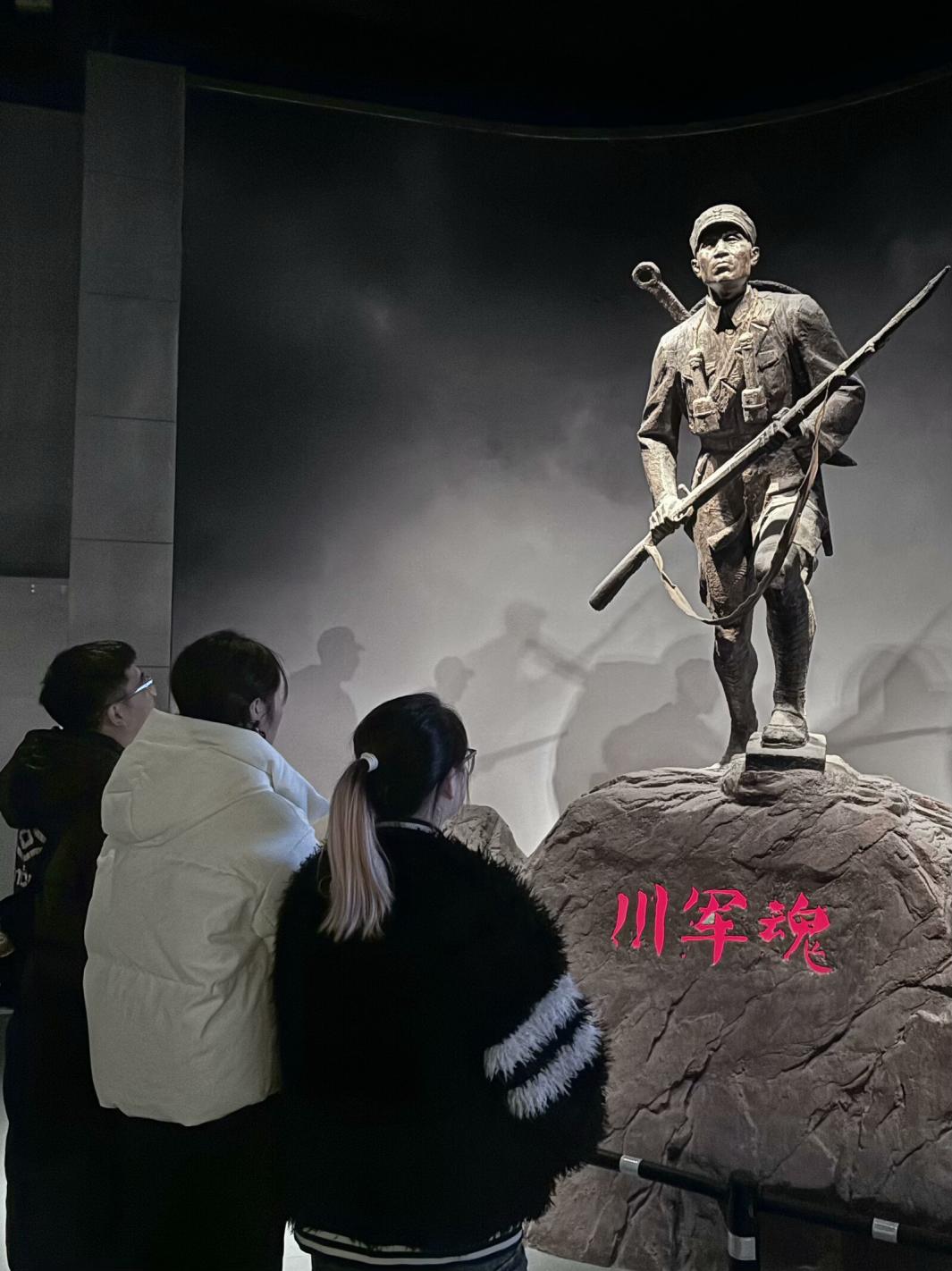 ��ѿ־Ը�ţ�׷Ѱ��ʷ���䣬���к�ɫ����