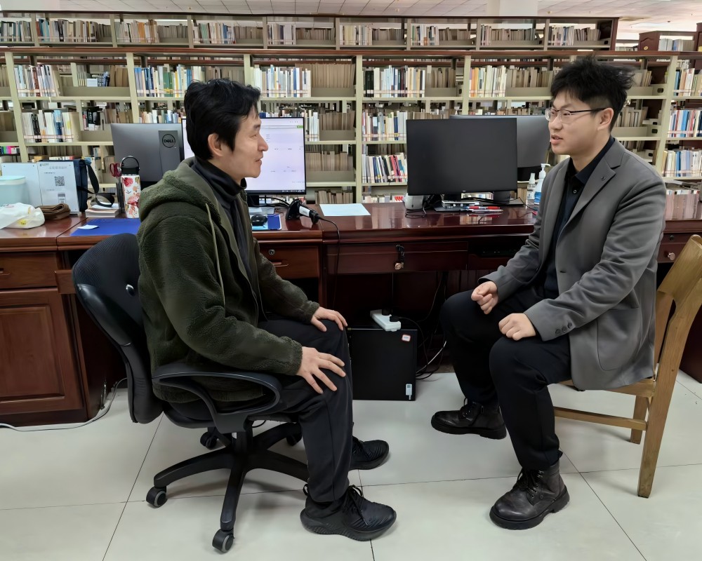 ɽ����ѧ������������ѧԺ���������Ŷ��߽��й������ѧͼ���