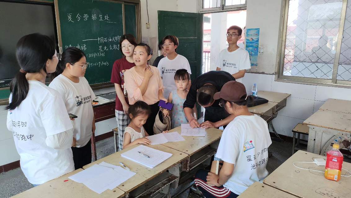 �й�ʯ�ʹ�ѧ���������ǹ�֧�̶ӣ� ʱ�����꣬�ع���Ӣ��ѧ��չ֧�̻��