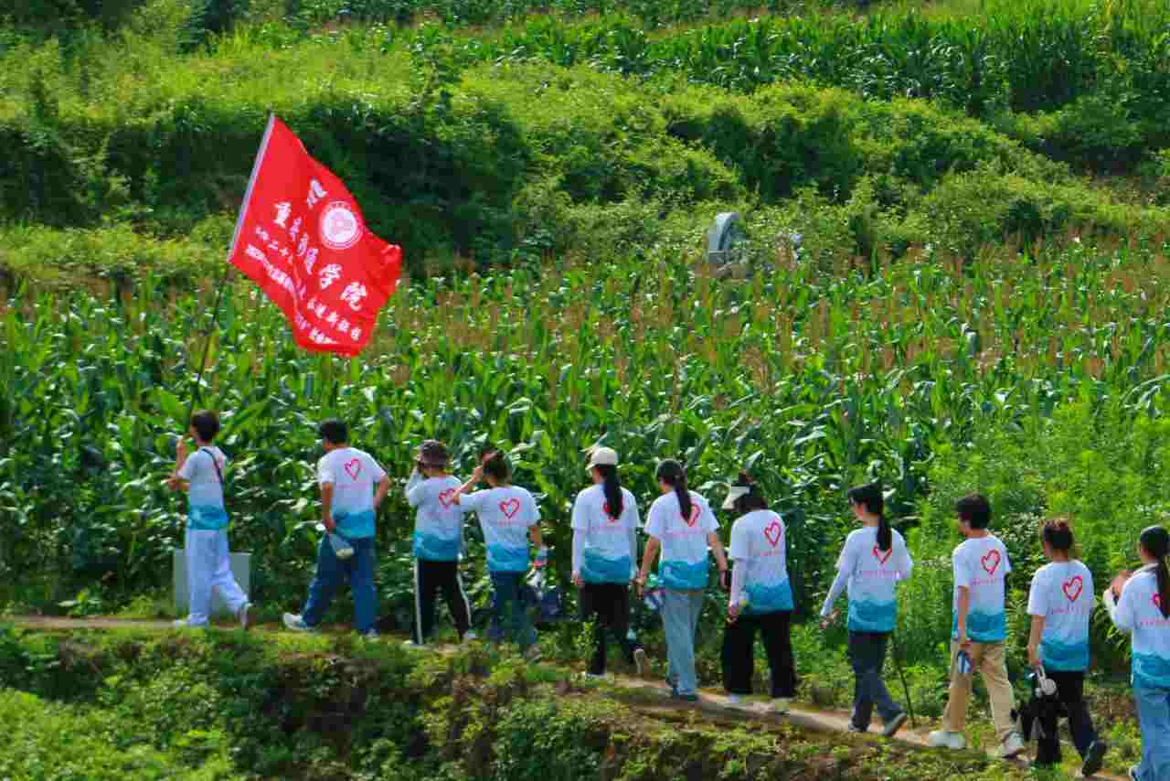 �����ڵ��£��ഺ����ʱ--������ͨѧԺ��ɫ��ʹѰ���Ÿ����ĵ�