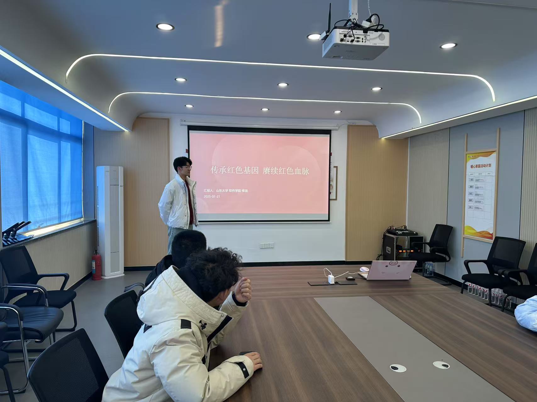 ���к�ɫ�Ļ������������黳 ����ɽ����ѧѧ���ں���������������