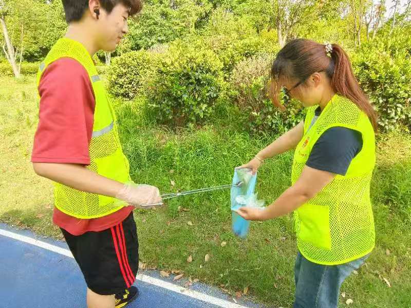 �������й��ഺ�ж������������ǡ���ɫ�ȷ桱ʵ���ž�̲�ж���ʵ��־Ը���������������