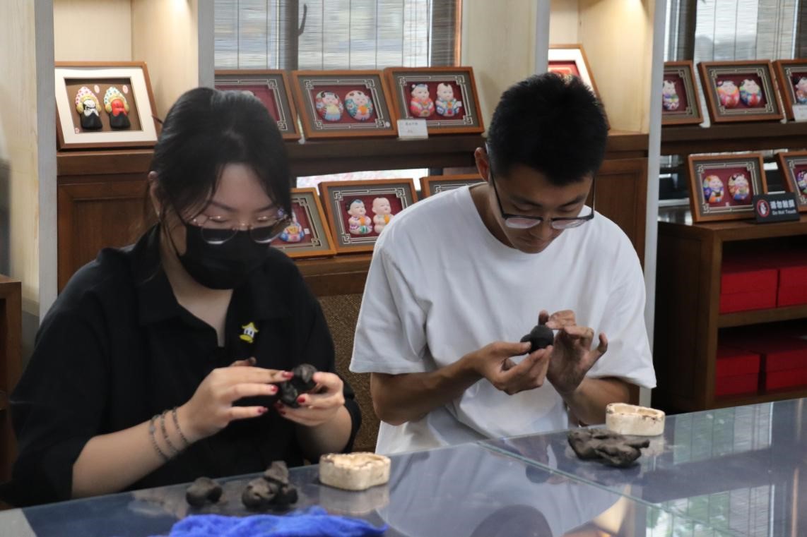 ����ѧԺ������־�С���ѧ�����ʵ���Ŷ� ����׷�ݺ�ɫ���ţ�����ʱ������