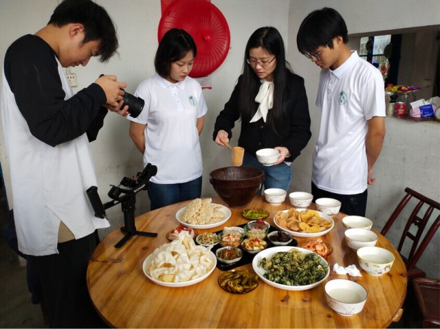 ���Ϲ�ѧԺ����ɫ���㡱ʵ���Ÿ����������������ҽ��ؽ��е���ѧ