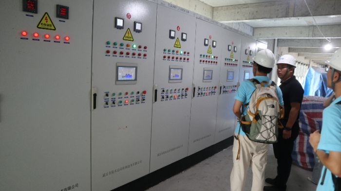 成员现场听取技术人员讲解监测原理与阈值设定 宋天浩摄