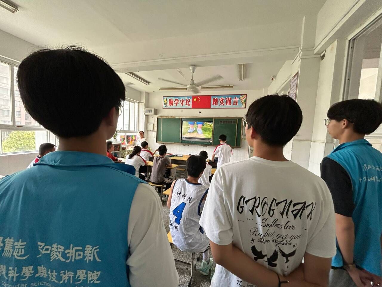 ����ʦ����ѧ־Ը�߸��ɳ����������ѧУ��Ϊ�����ͯ�ṩ����֧��