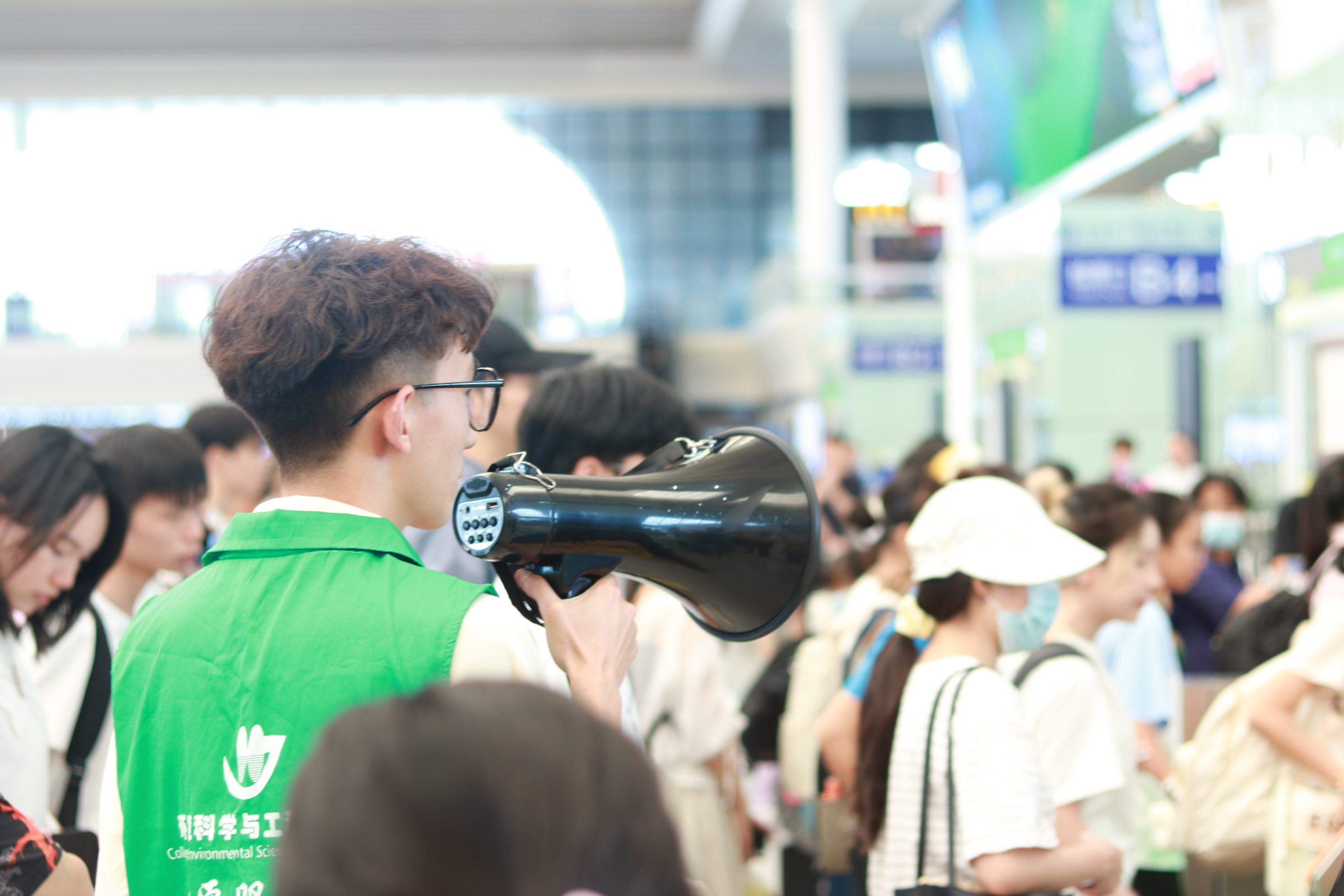 ��ѧ�ӱ߽��У����Ǹ۶���վ־Ը����չ�ഺ����