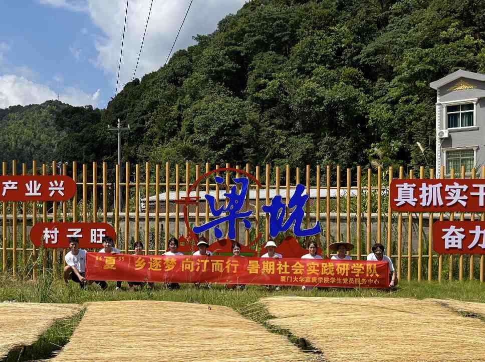 �������֡���̬���롱����д��ɫ��չ��ƪ