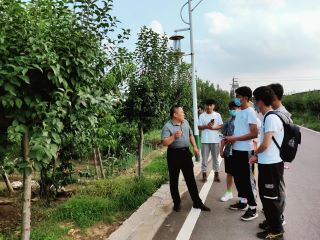 图为蒙河村村委书记彭长江同志为团队介绍当地产业 大学生新闻通讯员 沈辰伟 摄