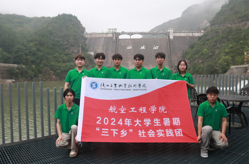 ����ˮ���£���������ɽˮ��壬һ����ˮ�������Ϣޣ���ɽ��ˮˮ