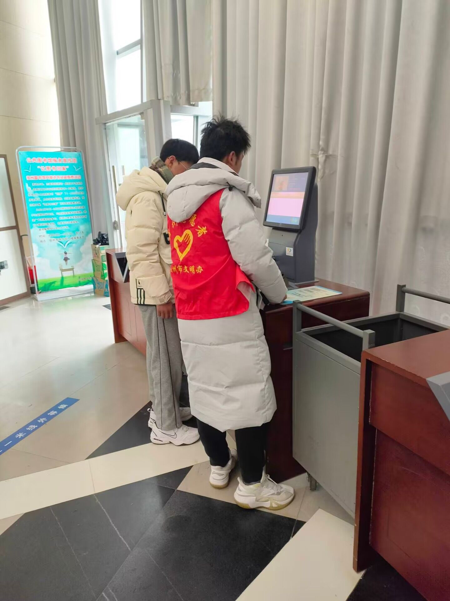 ������ͼ��ݻ����գ�ѧ���Ŷ�ѩ��������ж��������������ഺ����