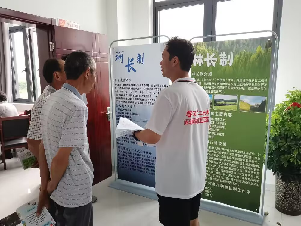 ��ˮ��ɽ���ļ䣬������ͬ���뻭��