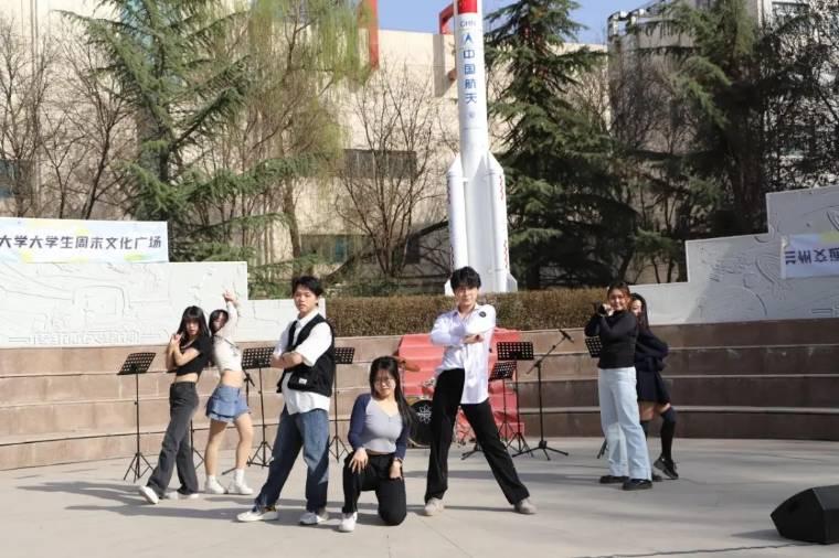 ���ա���񻶣��������ˣ���������ĩ�Ļ��㳡���ڶ���