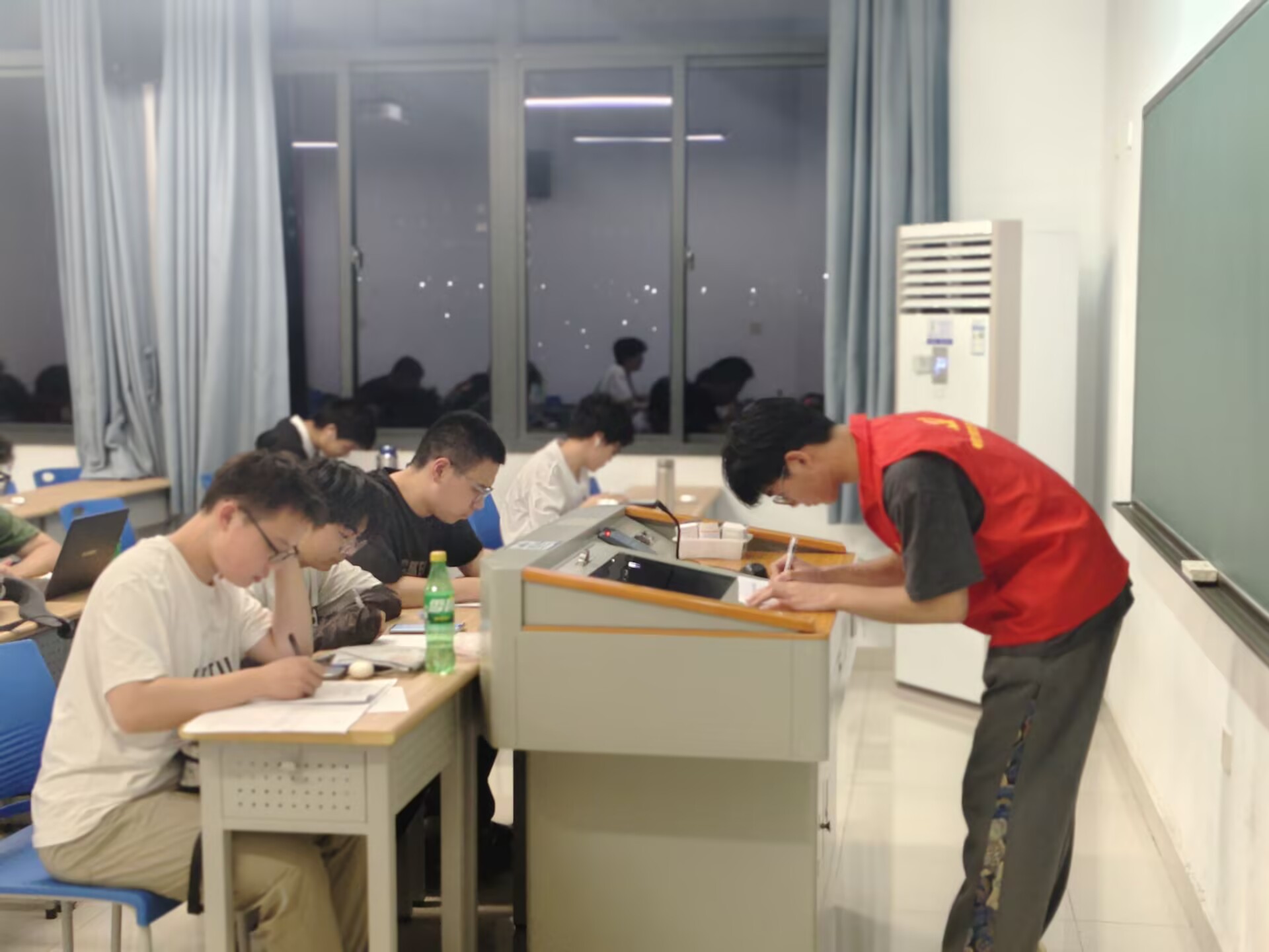 ��ʷУ�������������ڶ�ѧ�³��ġ�������ϵ���Ƶ�֧������־Ը��