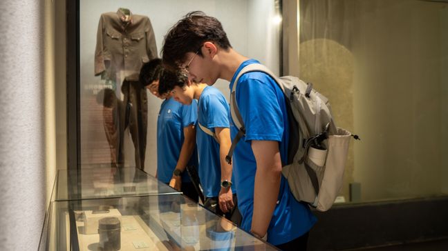 ����������ѧѧ�ӻ������˿Ӻ�ɫ֮�ã�׷Ѱ��ʷ���䣬���и�������