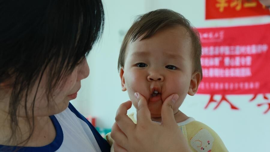 ÿһ������ǰ�У�������һ˫˫�ڴ�����������Ӽᶨ