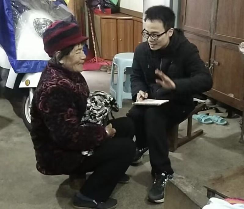 �����ʵ�������ѧ��ҩѧѧԺ����ɽ��С�ֶӿ�չ��ıƪ���֣�