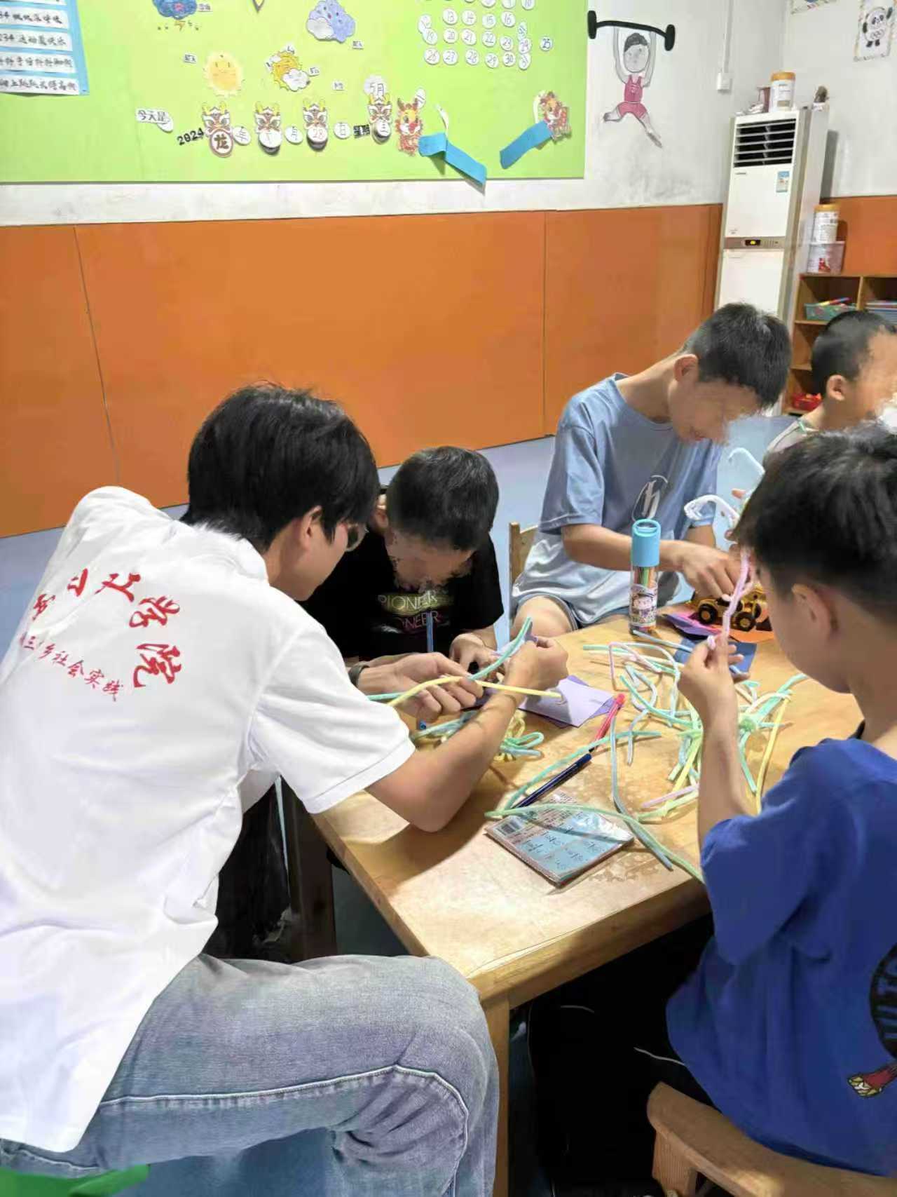 ��������ѧԺѧ���߽��������������ͯ�������ģ���������ͬ�У����鴫��ϣ��