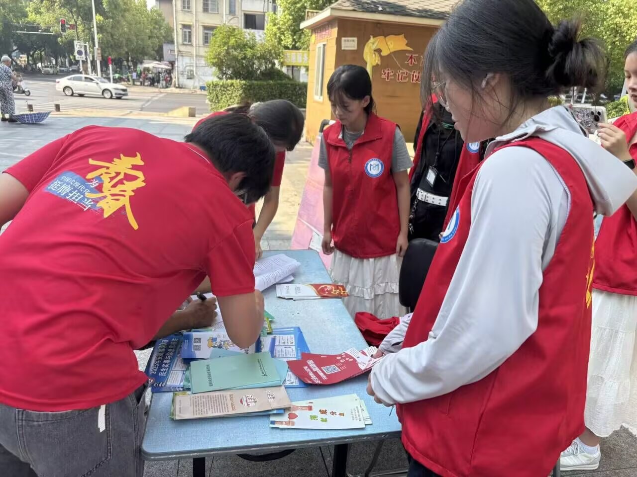 ����ѧԺѧ�ӡ������硱���ഺ����Ұ����Ѫӳ����