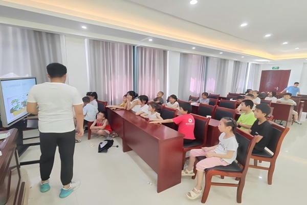 �������ѧԺ���ഺ���Ρ�ͨ��־Ը����ӿ�չ����������ɫ��������