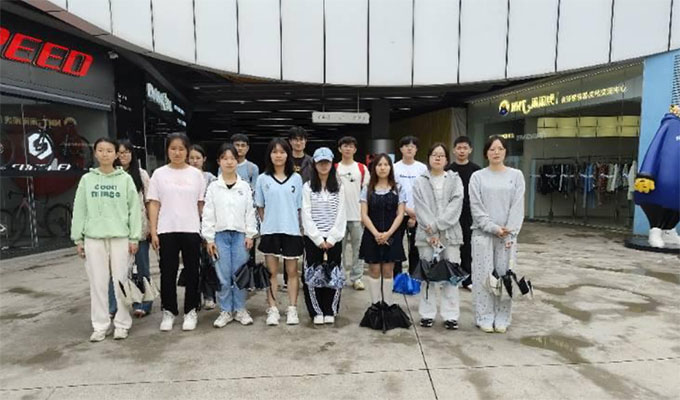 ��ѧԺ��ί��չ���ð��̾��ް�֮·��Я�ֲ��Ϲ���ů����־Ը�