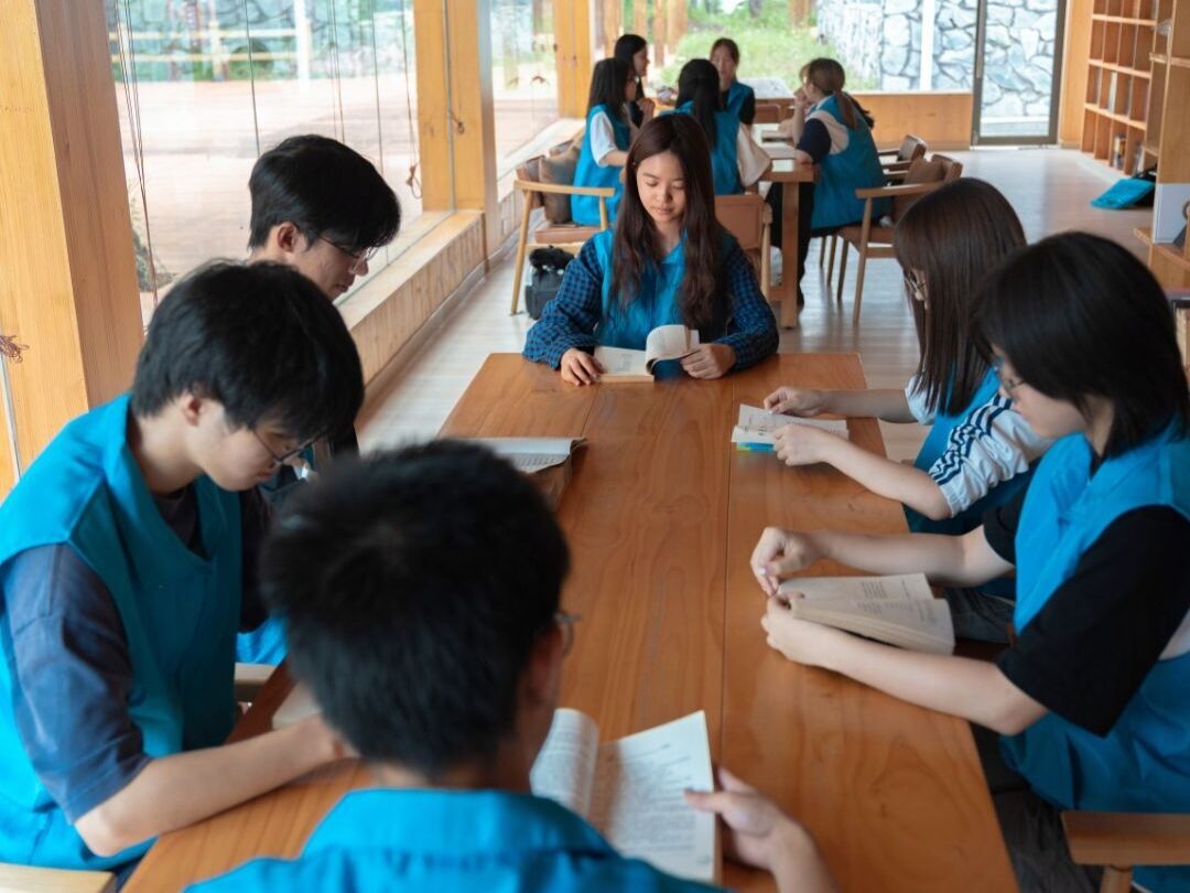 �������������ʵ���ſ�չ��ʶ���ģ�ѧ����ٽ�����ʵ���