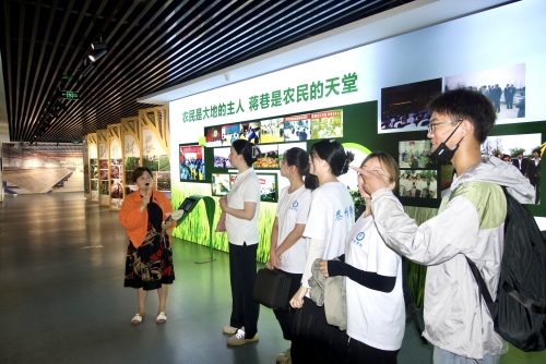 ̩��ѧԺ���ι���רҵѧ�����ڡ������硱ʵ������������忴��չ,��������չ����