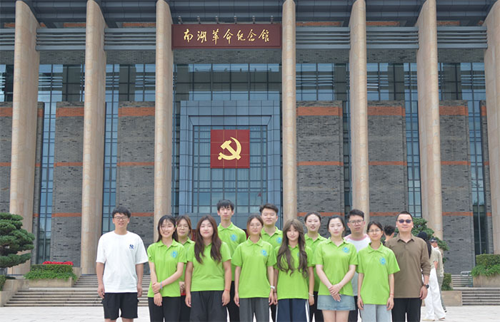 �������ʵ��ح���к�ɫ���򣬸�����ɫѪ�������߷ü����Ϻ�����