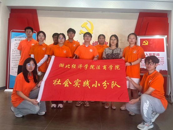 �������в���ݺ�ɫ��ʷ�Ļ�չ������ɫ�㼣���ഺ����