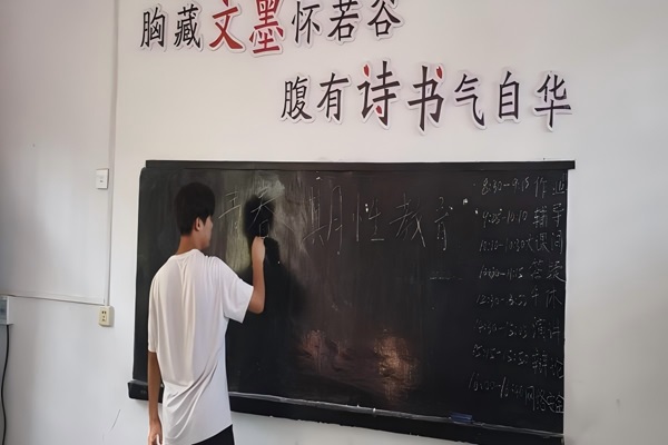 �ഺ����ͬ���翪չ���ഺ���Խ�������ɫͬ������γ�