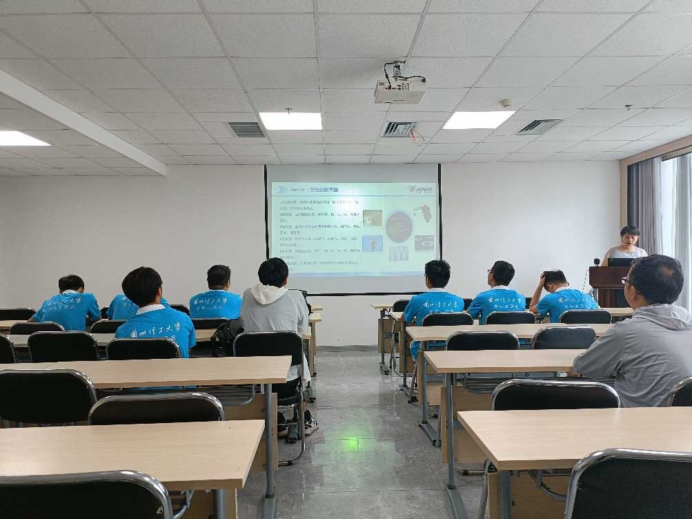 ����������ѧѧ���߽���ˮ���죺̽��ǿо֮·���µ��ഺʹ��