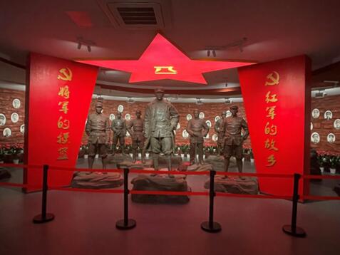 �߷���ʿ�ż���׷�ݺ�ɫ���䣬ѧʷ��£�ѧʷ����