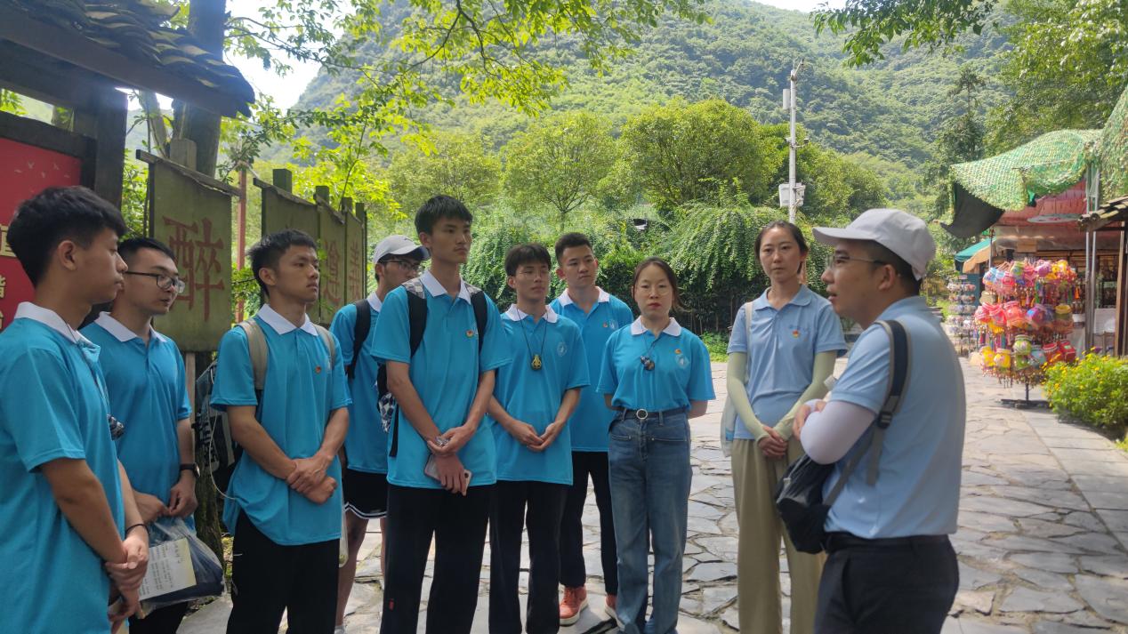 ����ѧ��ǭ���У���հԶ������ɫ����������