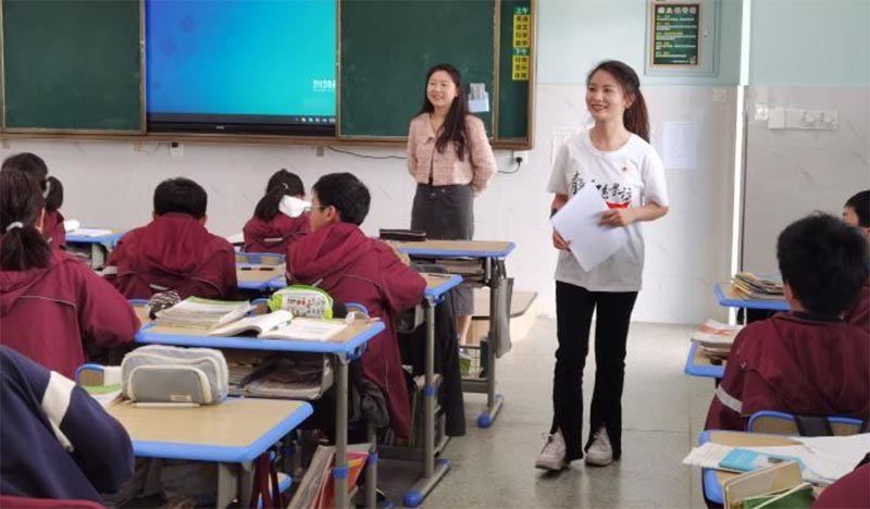 ��ѧ����̽Ѱ��ɫ�㼣�������ͽ����������ſ��߽���ѧУ԰