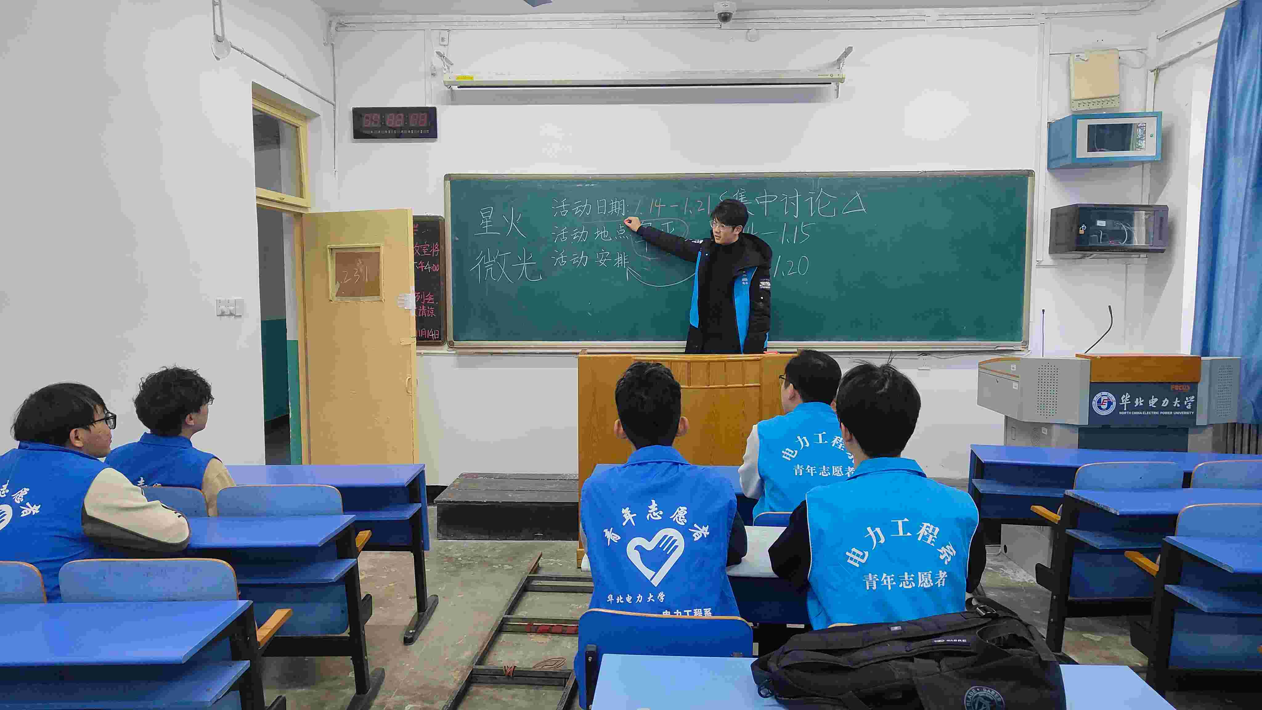 ��ɫ�������һȺ���������Զ�����